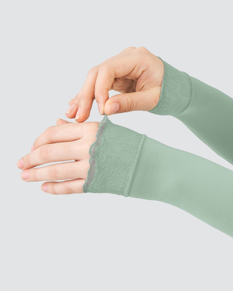 Image of NWEAR AIRA SCALLOP HAND SOCKS - SAGE GREEN