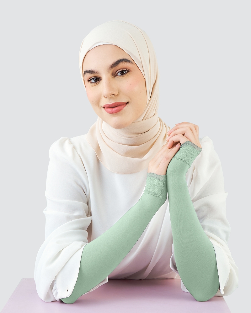 Image of NWEAR AIRA SCALLOP HAND SOCKS - SAGE GREEN